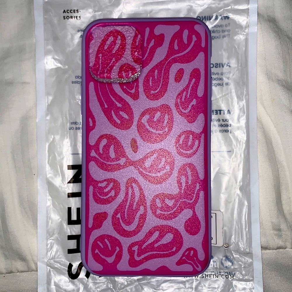 Selling this beautiful drippy smile case